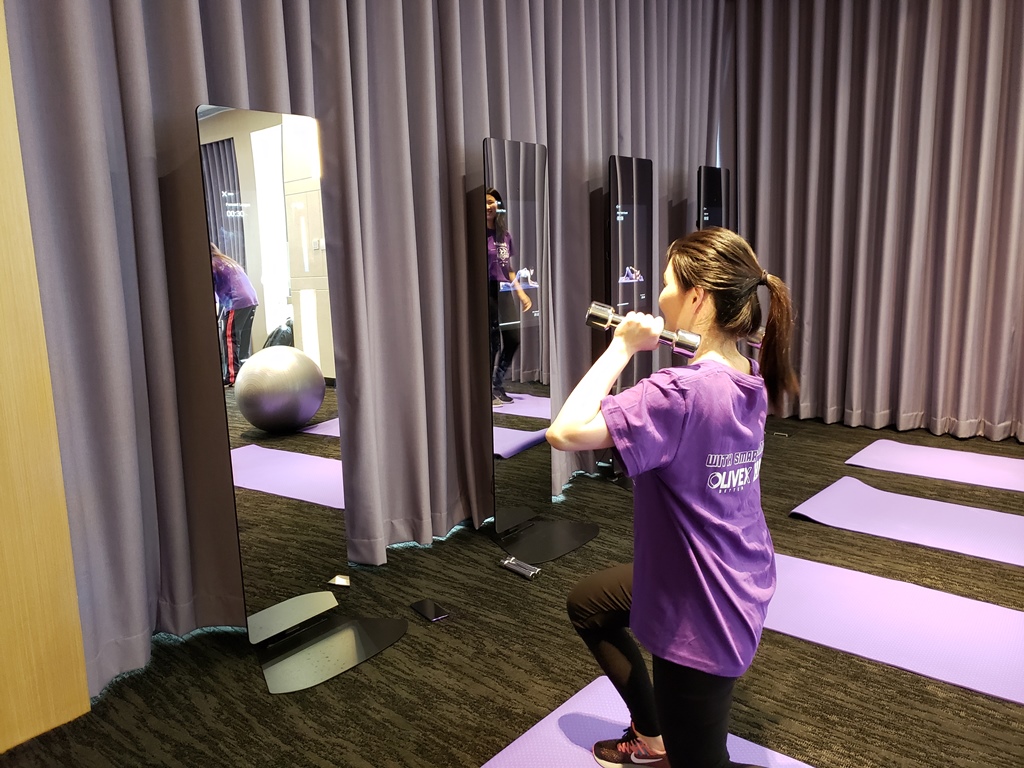 Lululemon Mirror Lead Position